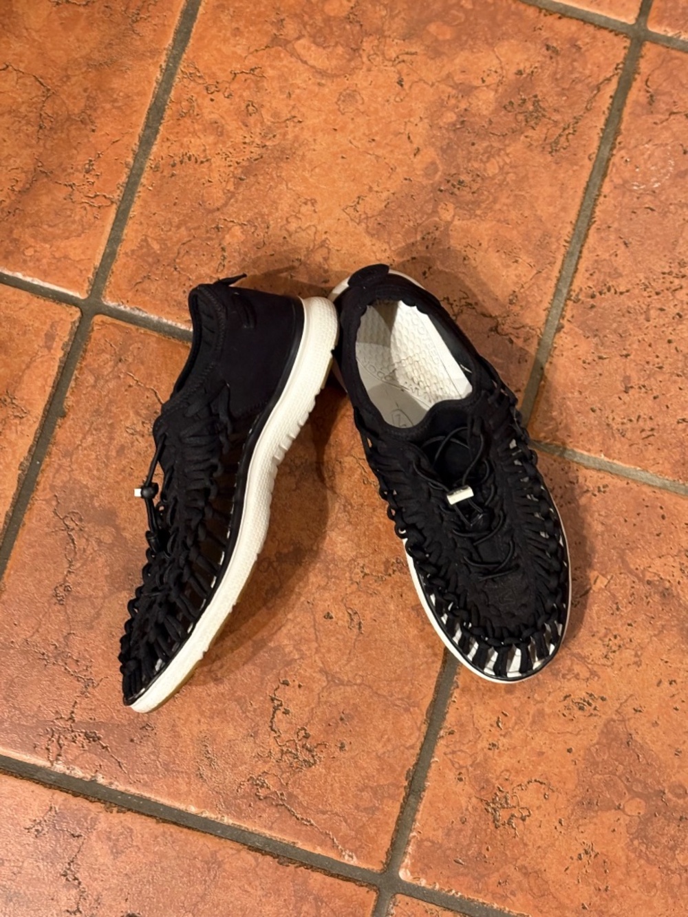 Keen Uneek O2 Black White Corded Water Shoes Sandals Women's 10.5 Mens 8.5 EU 41 - Picture 3 of 12